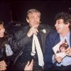 Jean-Paul Belmondo et Michel Boujenah fêtent la sortie de l'album de Carlos Sotto Mayor lors d'une soirée à Paris en 1985.
