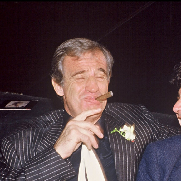 Jean-Paul Belmondo et Michel Boujenah fêtent la sortie de l'album de Carlos Sotto Mayor lors d'une soirée à Paris en 1985.