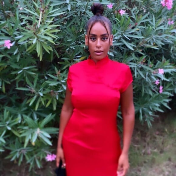 Amel Bent sexy en robe rouge, le 9 août 2020