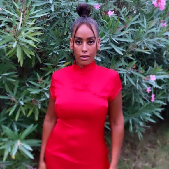 Amel Bent sexy en robe rouge, le 9 août 2020