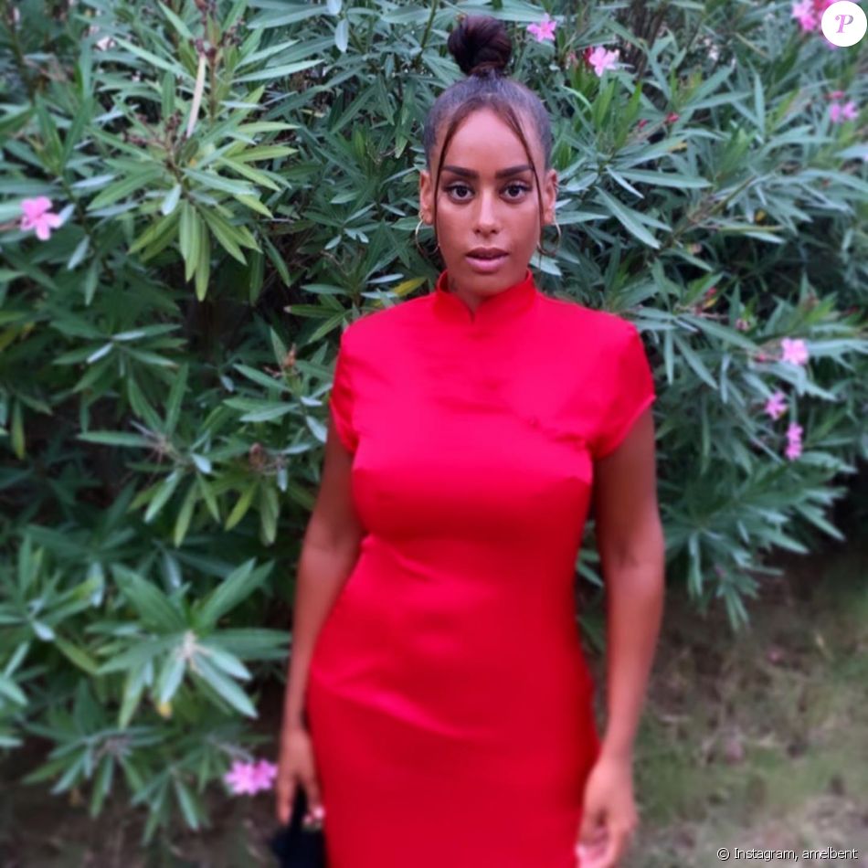 Amel Bent sexy en robe rouge, le 9 août 2020 - Purepeople
