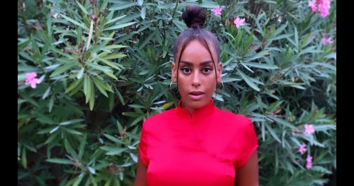 Amel Bent sexy en robe rouge, le 9 août 2020 - Purepeople