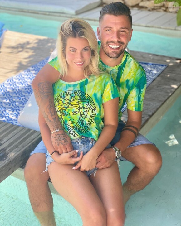Carla Moreau pose avec son fiancé Kevin Guedj, le 25 juillet 2020