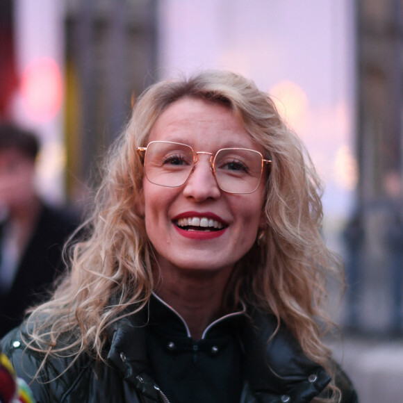 Exclusif - Alexandra Lamy au vernissage de l'exposition photos "Libres et égales" à l'occasion de la journée internationale des droits des femmes sur les grilles de la cour d'appel à Paris, France, le 6 mars 2020. A l'occasion de la journée internationale des droits des femmes, la photographe S.Galmot et la haute fonctionnaire à l'égalité femmes-hommes, I.Rome se sont associées pour réaliser une exposition photos portant un message d'espoir et de solidarité envers toutes les femmes, sous l'égide de la Garde des Sceaux, ministre de la Justice. En réunissant ces 28 femmes, la photographe fait passer un message de résilience par l'art et veut mettre en avant la force intérieure qui habite chacune d'entre-elles, leurs envies, leur bienveillance pour cette exposition intitulée: "Livbres et Egales". © Rachid Bellak/Bestimage