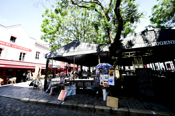 Déconfinement phase 2 : Réouverture des terrasses des cafés, bars, restaurant à Montmartre, Paris le 2 juin 2020. © JB Autissier / Panoramic / Bestimage  People have drinks on the terrace of the restaurant Montmartre, Paris on June 2, 2020, as cafes and restaurants reopen in France with the easing of lockdown mesures taken to curb the spread of the COVID-19 pandemic, caused by the novel coronavirus. French cafes and restaurants reopened their doors on June 2 as the country took its latest step out of coronavirus lockdown, with clients seizing the chance to bask on sunny terraces after 10 weeks of closures to fight the outbreak. 