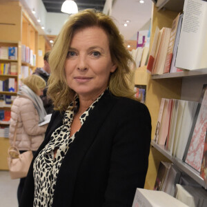 La journaliste Valérie Trierweiler dédicace son nouveau livre "On se donne des nouvelles" à la librairie Filigranes à Bruxelles, Belgique, le 2 octobre 2019. 