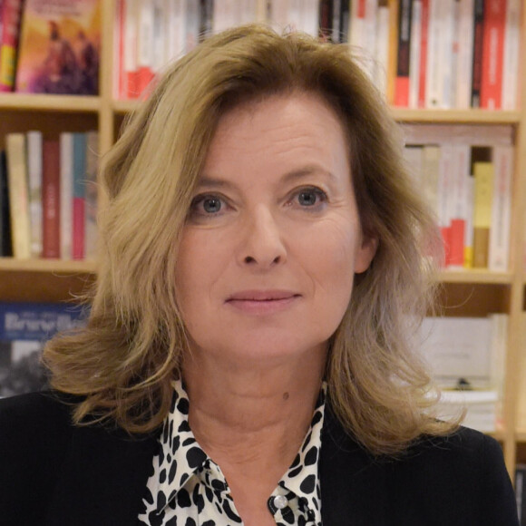 La journaliste Valérie Trierweiler dédicace son nouveau livre "On se donne des nouvelles" à la librairie Filigranes à Bruxelles, Belgique, le 2 octobre 2019. 