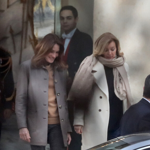 Brigitte Macron raccompagne les anciennes premières dames Carla Bruni-Sarkozy et Valérie Trierweiler après un déjeuner au palais de l'Elysée à Paris le 24 janvier 2019. 