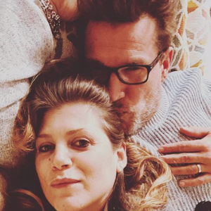Benjamin Castaldi et sa femme Aurore deviendront parents en 2020. Le couple poste rarement des photos ensemble sur les réseaux sociaux. On peut les voir ici au princtemps 2020.