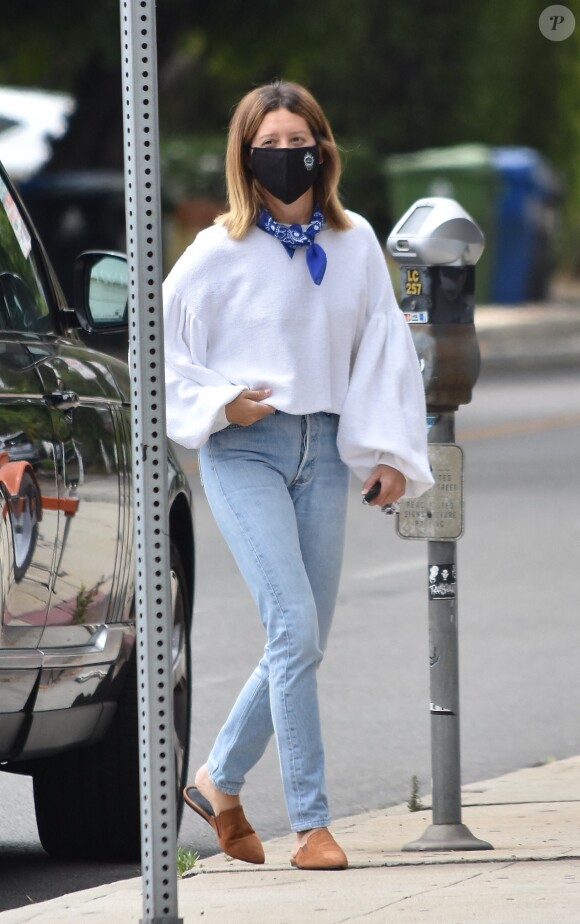Ashley Tisdale fait quelques courses après avoir payé l'horodateur à Los Angeles. En cette période d'épidémie de coronavirus (Covid-19), l'actrice de 34 ans se protège avec un masque. Le 17 juin 2020. @Backgrid USA / Bestimage