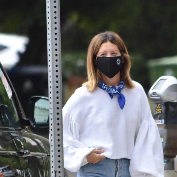 Ashley Tisdale fait quelques courses après avoir payé l'horodateur à Los Angeles. En cette période d'épidémie de coronavirus (Covid-19), l'actrice de 34 ans se protège avec un masque. Le 17 juin 2020. @Backgrid USA / Bestimage