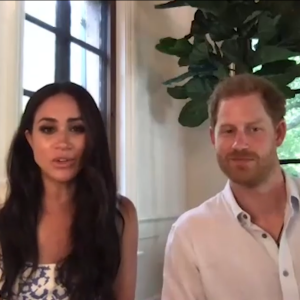 Meghan Markle et le prince Harry lors d'une visioconférence avec des membres du Queen's Commonwealth Trust, depuis leur villa de Santa Barbara.