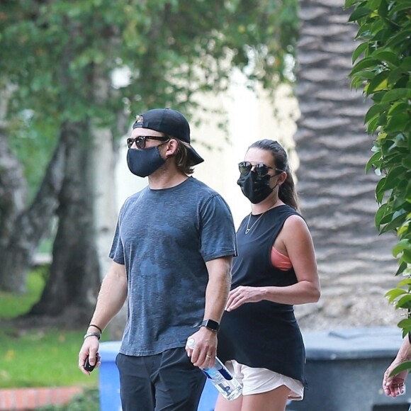 Exclusif - Lea Michele enceinte se promène avec son mari Zandy Reich et sa mère Edith Sarfati dans le quartier de Santa Monica à Los Angeles pendant l'épidémie de coronavirus (Covid-19), le 17 août 2020