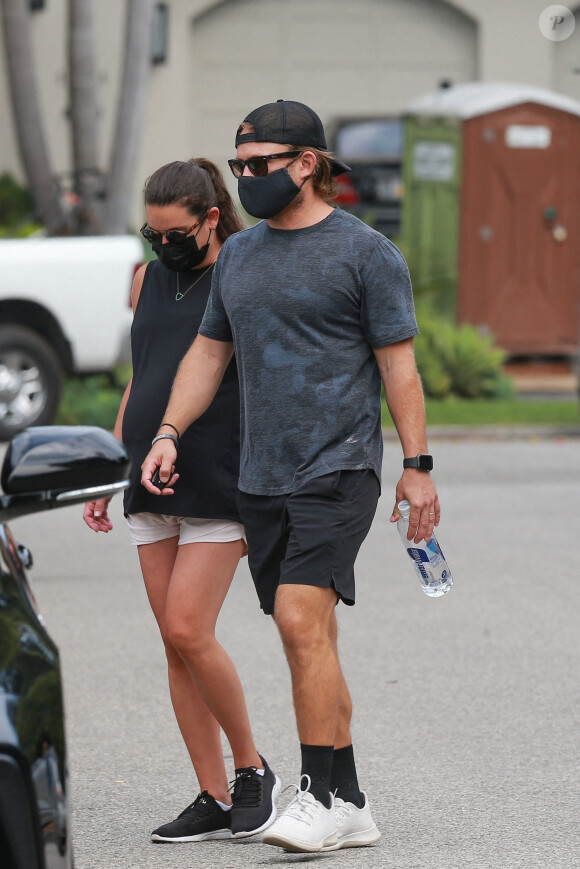 Exclusif - Lea Michele enceinte se promène avec son mari Zandy Reich et sa mère Edith Sarfati dans le quartier de Santa Monica à Los Angeles pendant l'épidémie de coronavirus (Covid-19), le 17 août 2020