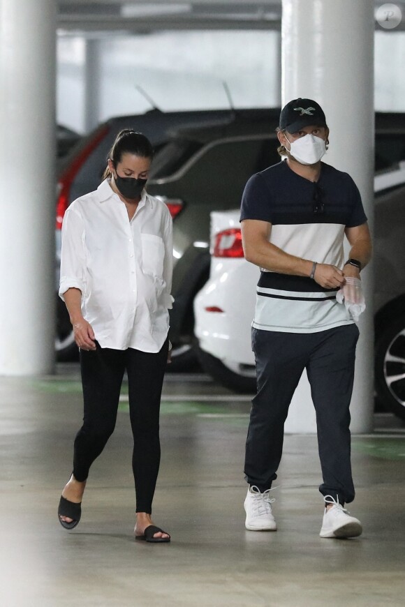 Exclusif - Lea Michele enceinte à la sortie d'un rendez-vous médical en compagnie de son mari Zandy Reich dans le quartier de Santa Monica à Los Angeles pendant l'épidémie de coronavirus (Covid-19), le 13 août 2020. Backgrid USA / Bestimage