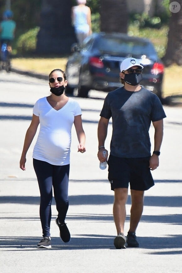 Exclusif - Lea Michele enceinte et son mari Zandy Reich se promènent en amoureux à Los Angeles pendant l'épidémie de coronavirus (Covid-19), le 9 août 2020. Backgrid USA / Bestimage
