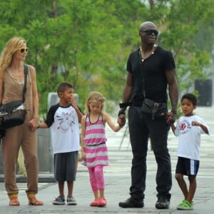 Heidi Klum et Seal entourés de leurs enfants.
