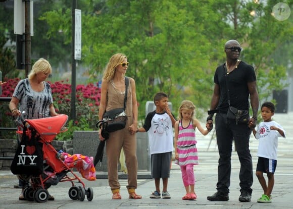 Heidi Klum et Seal entourés de leurs enfants.