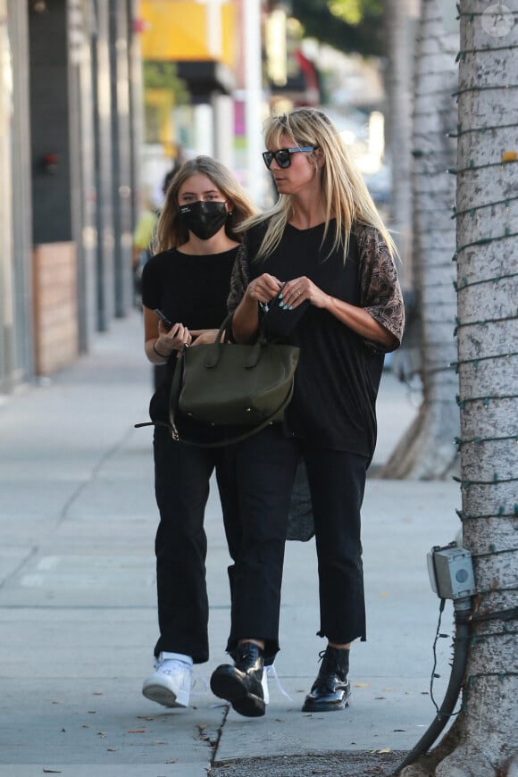 Exclusif - Heidi Klum et sa fille Helene (Leni) sont allées acheter une boisson à emporter au Urth Caffe avant d'aller faire du shopping chez CVS Pharmacy à Beverly Hills, Los Angeles, le 24 juillet 2020.