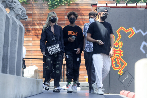 Exclusif - Heidi Klum se balade avec son mari Tom Kaulitz et ses enfants Johan et Henri dans le quartier de West Hollywood à Los Angeles pendant l'épidémie de coronavirus (Covid-19), le 22 juillet 2020.