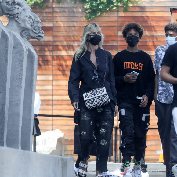 Exclusif - Heidi Klum se balade avec son mari Tom Kaulitz et ses enfants Johan et Henri dans le quartier de West Hollywood à Los Angeles pendant l'épidémie de coronavirus (Covid-19), le 22 juillet 2020.