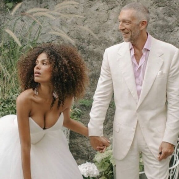 Tina Kunakey et Vincent Cassel fêtent leurs 2 ans de mariage sur Instagram, le 24 août 2020.