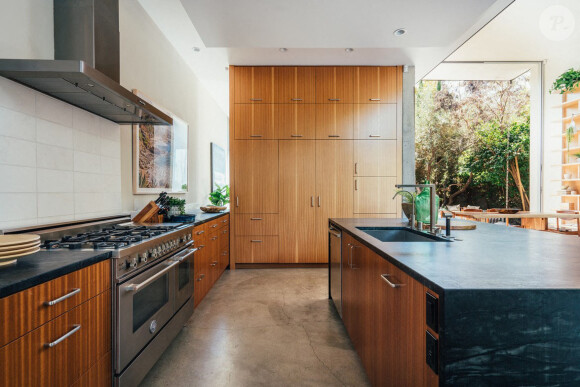 Emilia Clarke a mis en vente sa maison de Venice à Los Angeles pour 4,9 millions de dollars.
