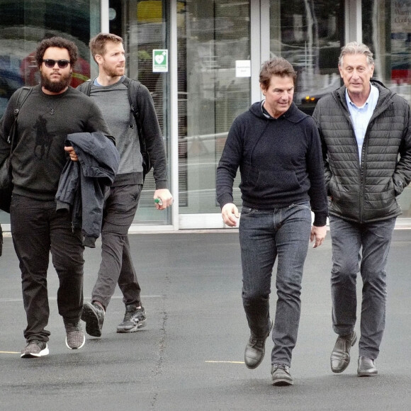 Exclusif - Tom Cruise emmène son fils Connor Cruise faire un tour dans son hélicoptère à Londres le 11 octobre 2019.