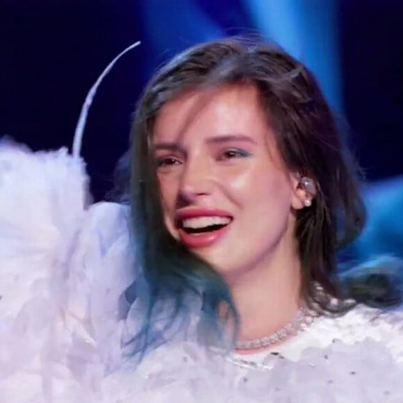 Bella Thorne se cachait sous le costume du Cygne dans l'émission "The Masked Singer" à Los Angeles le 18 mars 2020.