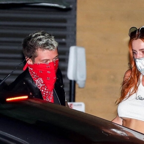 Bella Thorne est allée diner avec son compagnon Benjamin Mascolo et sa soeur Dani Thorne au restaurant Nobu à Los Angeles pendant l'épidémie de coronavirus (Covid-19), le 23 août 2020.