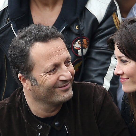 Arthur (Jacques Essebag) et sa compagne Mareva Galanter dans les tribunes de la finale homme des internationaux de France de Roland Garros à Paris le 5 juin 2016. © Moreau-Jacovides / Bestimage