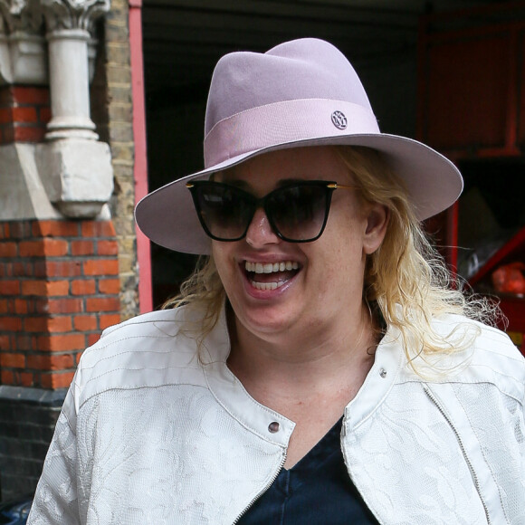 Rebel Wilson arrive au théâtre où elle joue dans la pièce "Guys And Dolls" à Londres, le 30 juin 2016