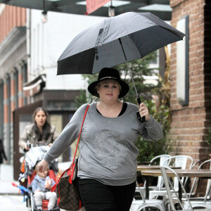 Exclusif - Rebel Wilson à la sortie d'un salon de manucure à New York, le 12 novembre 2015
