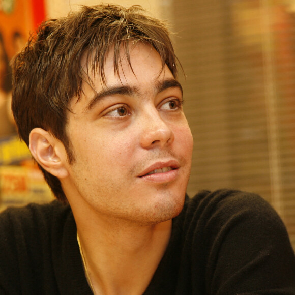 Archives - Grégory Lemarchal rencontre les lecteurs de Télé Loisirs à Paris.