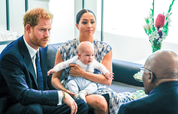 Le prince Harry et Meghan Markle présentent leur fils Archie à Desmond Tutu à Cape Town, Afrique du Sud en 2019.