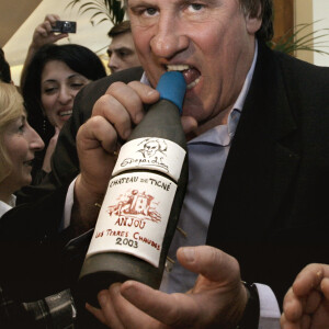 Archives - Gerard Depardieu fait la promotion du vin d'Anjou "Chateau de Tignes", fabrique dans sa propriete dans la vallee de la Loire. Le 28 octobre 2007