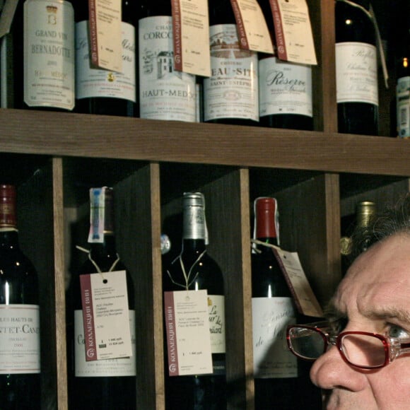 Archives - Gerard Depardieu fait la promotion du vin d'Anjou "Chateau de Tignes", fabrique dans sa propriete dans la vallee de la Loire. Le 28 octobre 2007