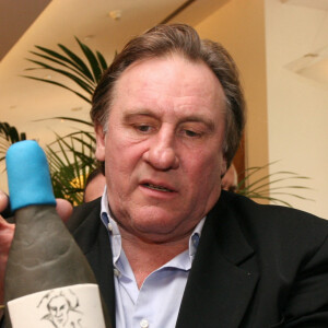 Archives - Gerard Depardieu fait la promotion du vin d'Anjou "Chateau de Tignes", fabrique dans sa propriete dans la vallee de la Loire. Le 28 octobre 2007