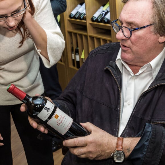 Archives - Gerard Depardieu fait la promotion du vin d'Anjou "Chateau de Tignes", fabrique dans sa propriete dans la vallee de la Loire. Le 28 octobre 2007