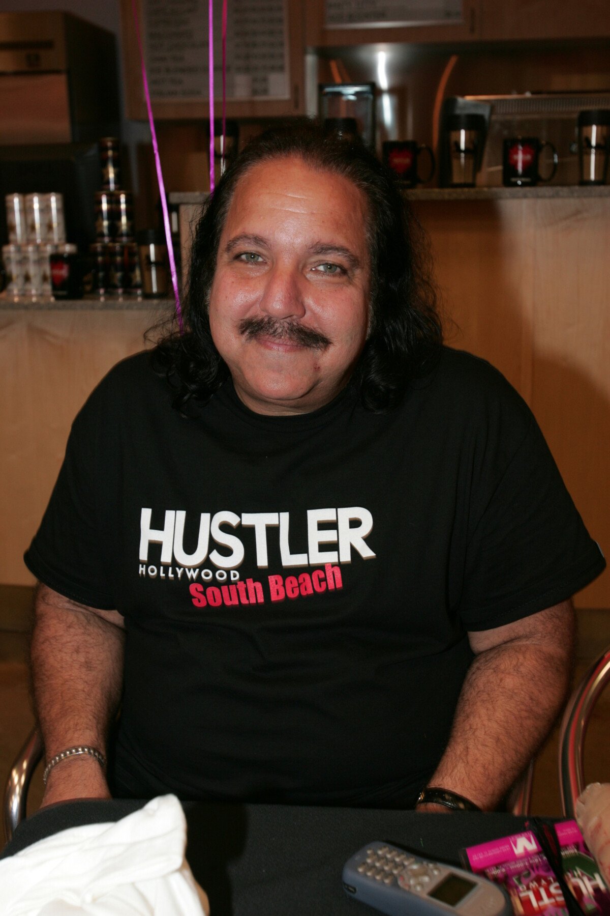 Ron Jeremy accusé de viols brutaux : 13 nouvelles victimes, une fille de 15  ans - Purepeople