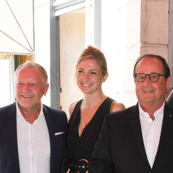 Eugénie Le Sommer, Jean-Michel Aulas, président de l'Olympique Lyonnais, Julie Gayet, productrice du film "Les Joueuses", François Hollande, Wendie Renard, Selma Bacha, Sarah Bouhaddi - François Hollande croise les acteurs du film "Les Joueuses" au restaurant "Chez Paul" en marge du Festival du film Francophone d'Angoulême 2020.Le 1er septembre 2020 © Coadic Guirec / Bestimage   French Film Festival of Angouleme (FFA) - september 1st 2020.