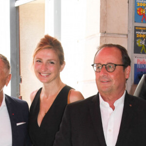 Eugénie Le Sommer, Jean-Michel Aulas, président de l'Olympique Lyonnais, Julie Gayet, productrice du film "Les Joueuses", François Hollande, Wendie Renard, Selma Bacha, Sarah Bouhaddi - François Hollande croise les acteurs du film "Les Joueuses" au restaurant "Chez Paul" en marge du Festival du film Francophone d'Angoulême 2020 le 1er septembre 2020 © Coadic Guirec / Bestimage   French Film Festival of Angouleme (FFA) - september 1st 2020.