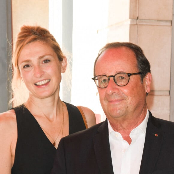 Julie Gayet (productrice du film "Les Joueuses") et son compagnon François Hollande - François Hollande croise les acteurs du film "Les Joueuses" au restaurant "Chez Paul" en marge du Festival du film Francophone d'Angoulême 2020. © Coadic Guirec / Bestimage