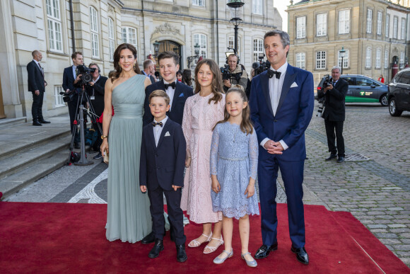 Le prince Frederik de Danemark, la princesse Mary, leurs enfants le prince Christian, la princesse Isabella, le prince Vincent et la Princesse Josephine - Dîner donné par la reine M. de Danemark à l'occasion des 50 ans du prince J. de Danemark au château de Amalienborg à Copenhague le 7 juin 2019
