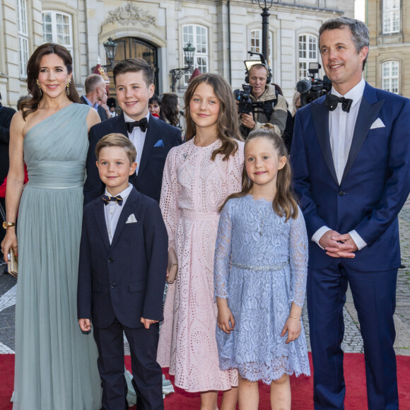 Le prince Frederik de Danemark, la princesse Mary, leurs enfants le prince Christian, la princesse Isabella, le prince Vincent et la Princesse Josephine - Dîner donné par la reine M. de Danemark à l'occasion des 50 ans du prince J. de Danemark au château de Amalienborg à Copenhague le 7 juin 2019