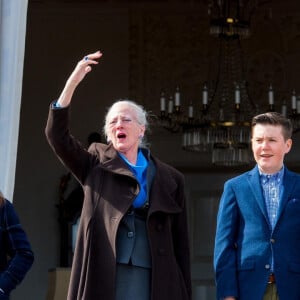 La princesse Joséphine, le prince Frederik, la princesse Isabella, la reine Margrethe II de Danemark, le prince Christian, le prince Vincent, la princesse Mary - La famille royale de Danemark au balcon du château de Marselisborg pour l'anniversaire de la reine Margrethe II (79 ans) le 16 avril 2019.