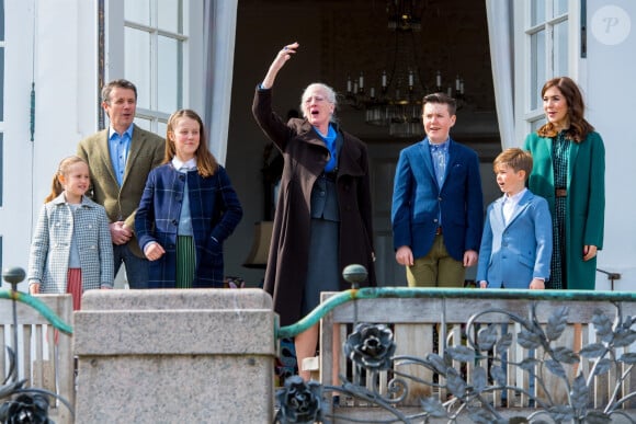 La princesse Joséphine, le prince Frederik, la princesse Isabella, la reine Margrethe II de Danemark, le prince Christian, le prince Vincent, la princesse Mary - La famille royale de Danemark au balcon du château de Marselisborg pour l'anniversaire de la reine Margrethe II (79 ans) le 16 avril 2019.