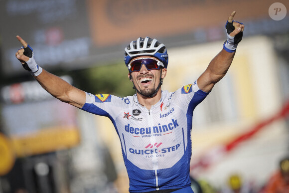 Julian Alaphilippe remporte la deuxième étape du Tour de France, le 30 août 2020 à Nice. Emu, le nouveau Maillot jaune a dédié sa victoire à son père, disparu fin juin 2020. 