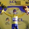 Julian Alaphilippe remporte la deuxième étape du Tour de France, le 30 août 2020 à Nice. Emu, le nouveau Maillot jaune a dédié sa victoire à son père, disparu fin juin 2020. 