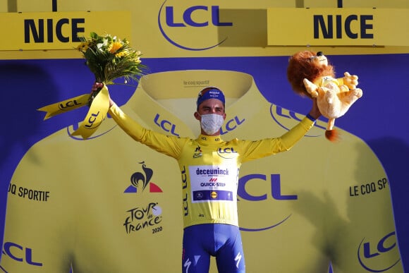 Julian Alaphilippe remporte la deuxième étape du Tour de France, le 30 août 2020 à Nice. Emu, le nouveau Maillot jaune a dédié sa victoire à son père, disparu fin juin 2020. 